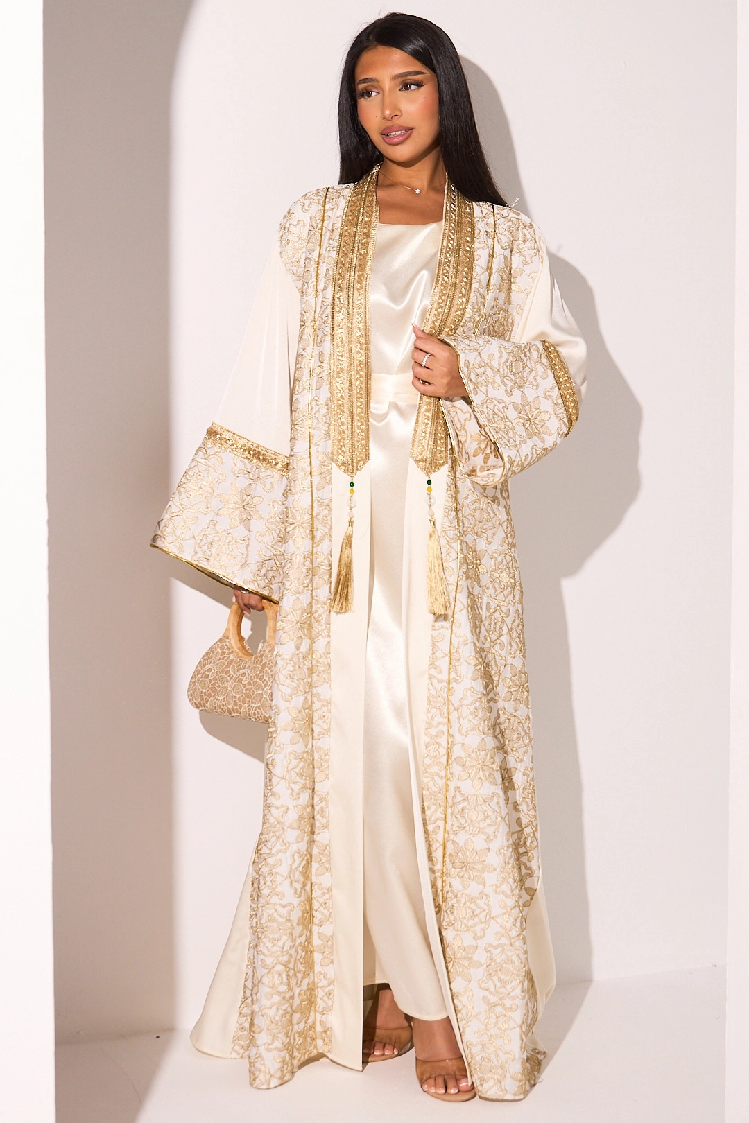 Ensemble abaya satinée manches courtes beige + kimono beige à dorure et motifs floraux