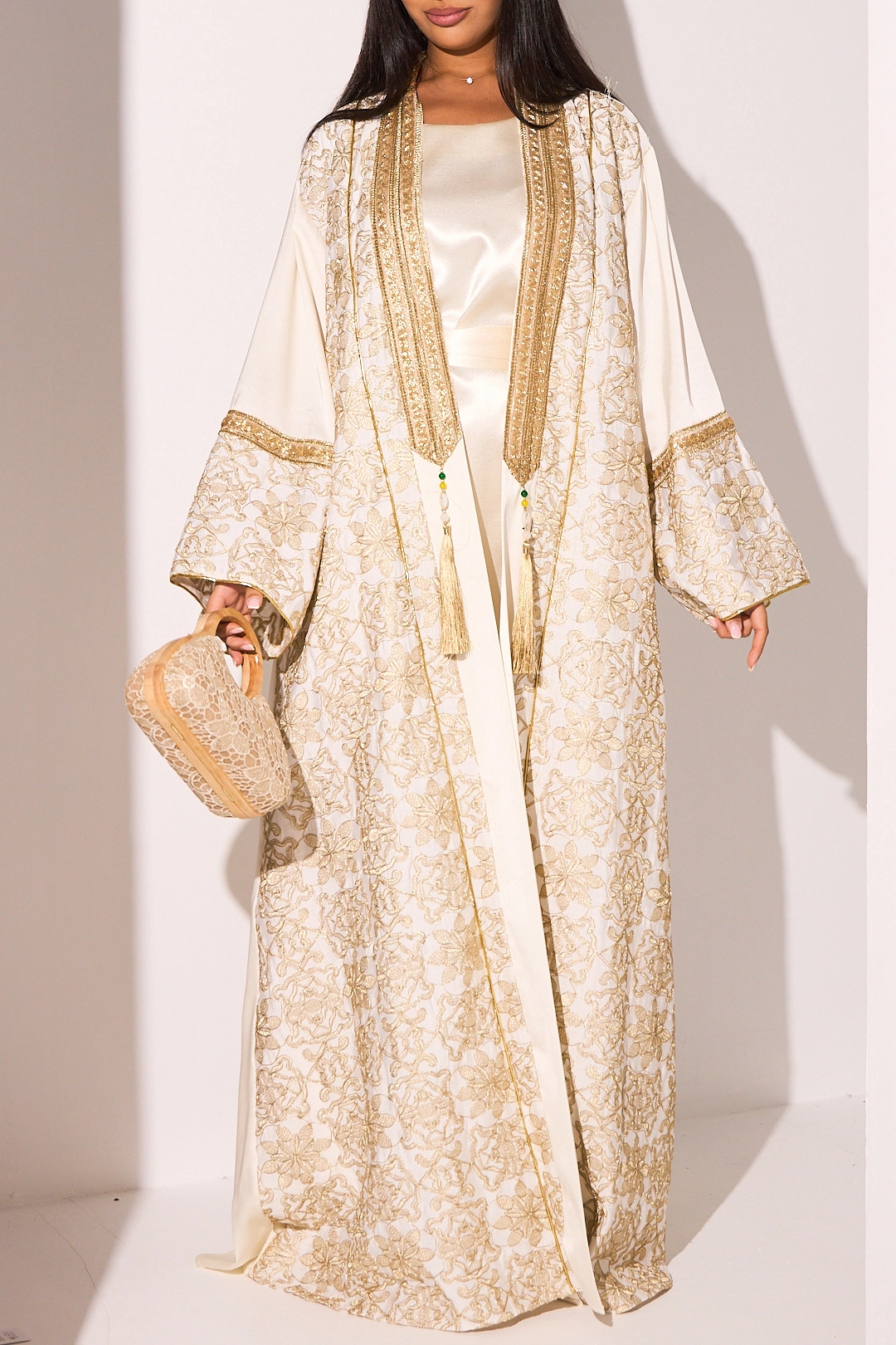 Ensemble abaya satinée manches courtes beige + kimono beige à dorure et motifs floraux