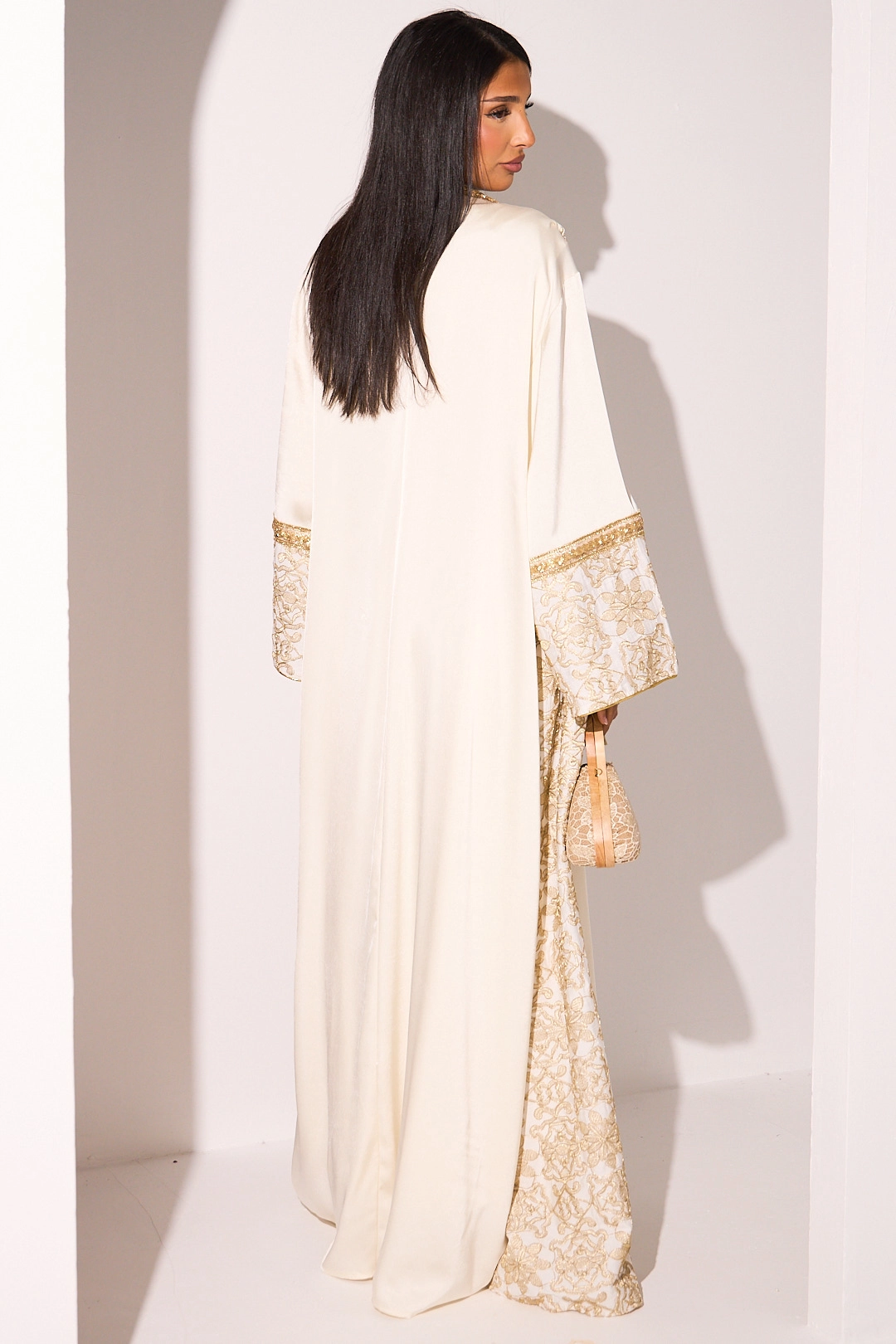 Ensemble abaya satinée manches courtes beige + kimono beige à dorure et motifs floraux