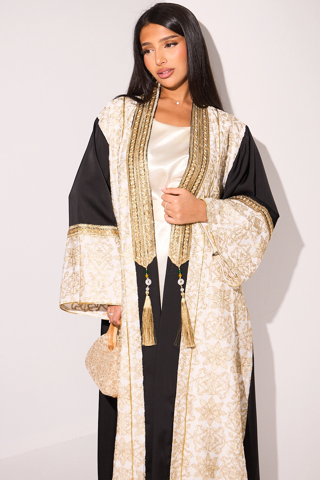 Ensemble abaya satinée manches courtes beige + kimono noir à dorure et motifs floraux