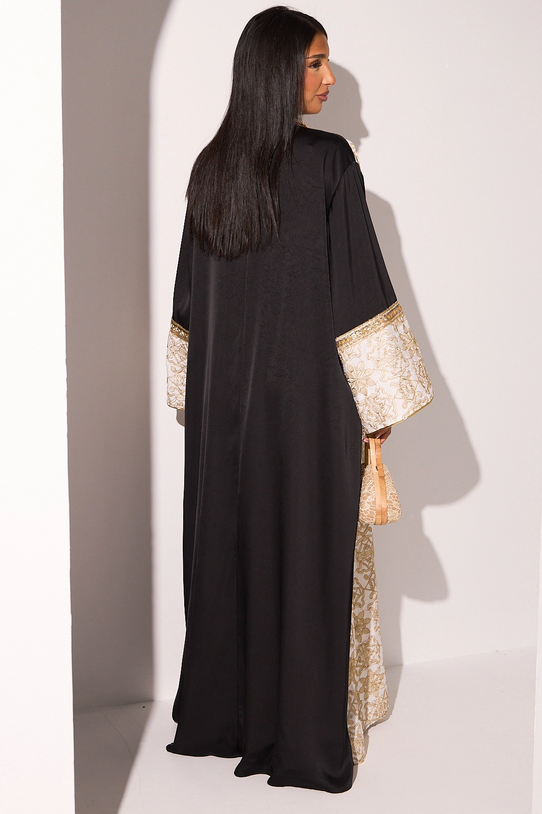 Ensemble abaya satinée manches courtes beige + kimono noir à dorure et motifs floraux