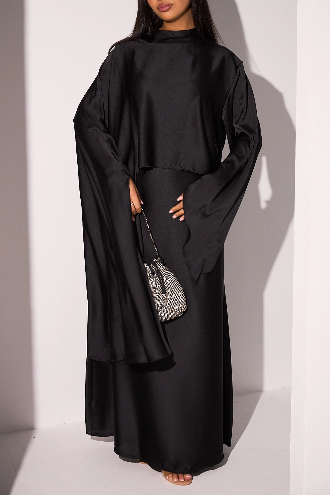 Robe noire effet satinée à empiècement asymétrique
