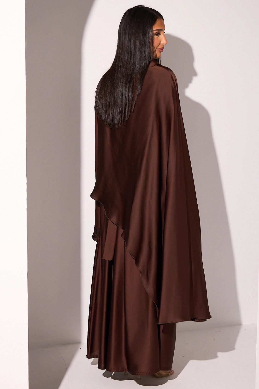 Robe effet satinée à empiècement asymétrique marron foncé