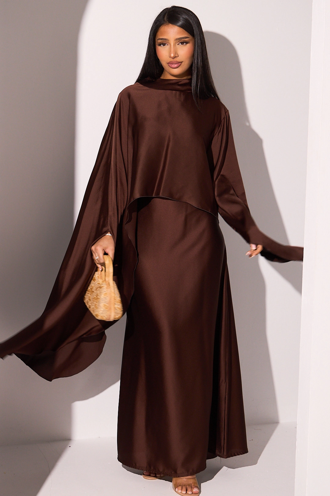 Robe effet satinée à empiècement asymétrique marron foncé