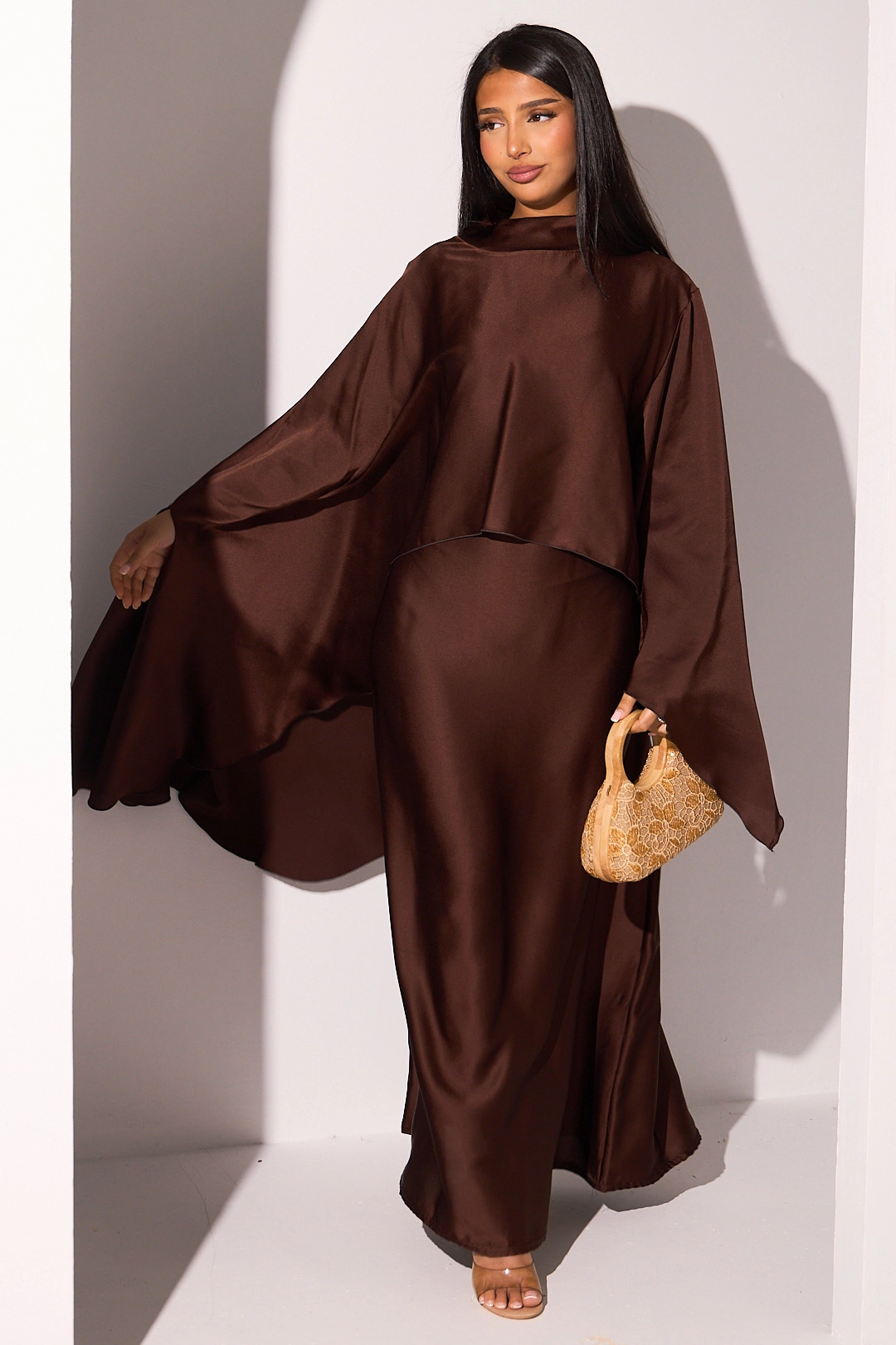 Robe effet satinée à empiècement asymétrique marron foncé