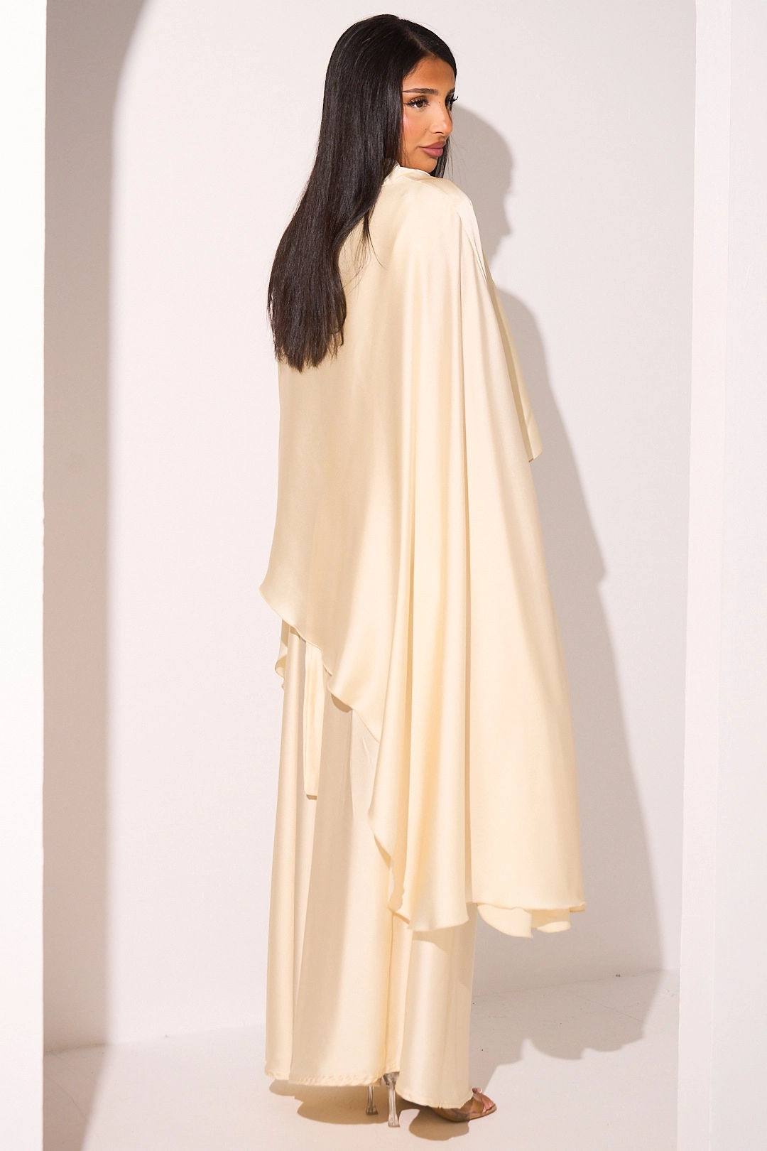 Robe effet satinée à empiècement asymétrique écru