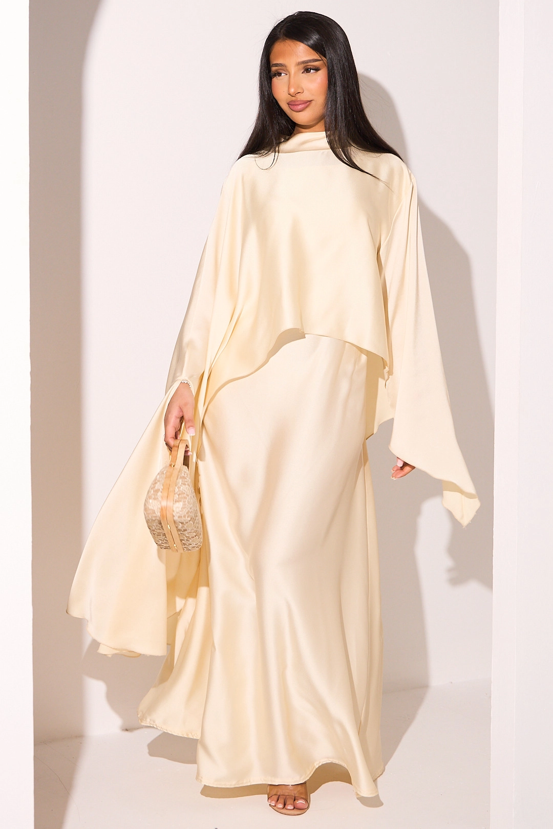 Robe effet satinée à empiècement asymétrique écru