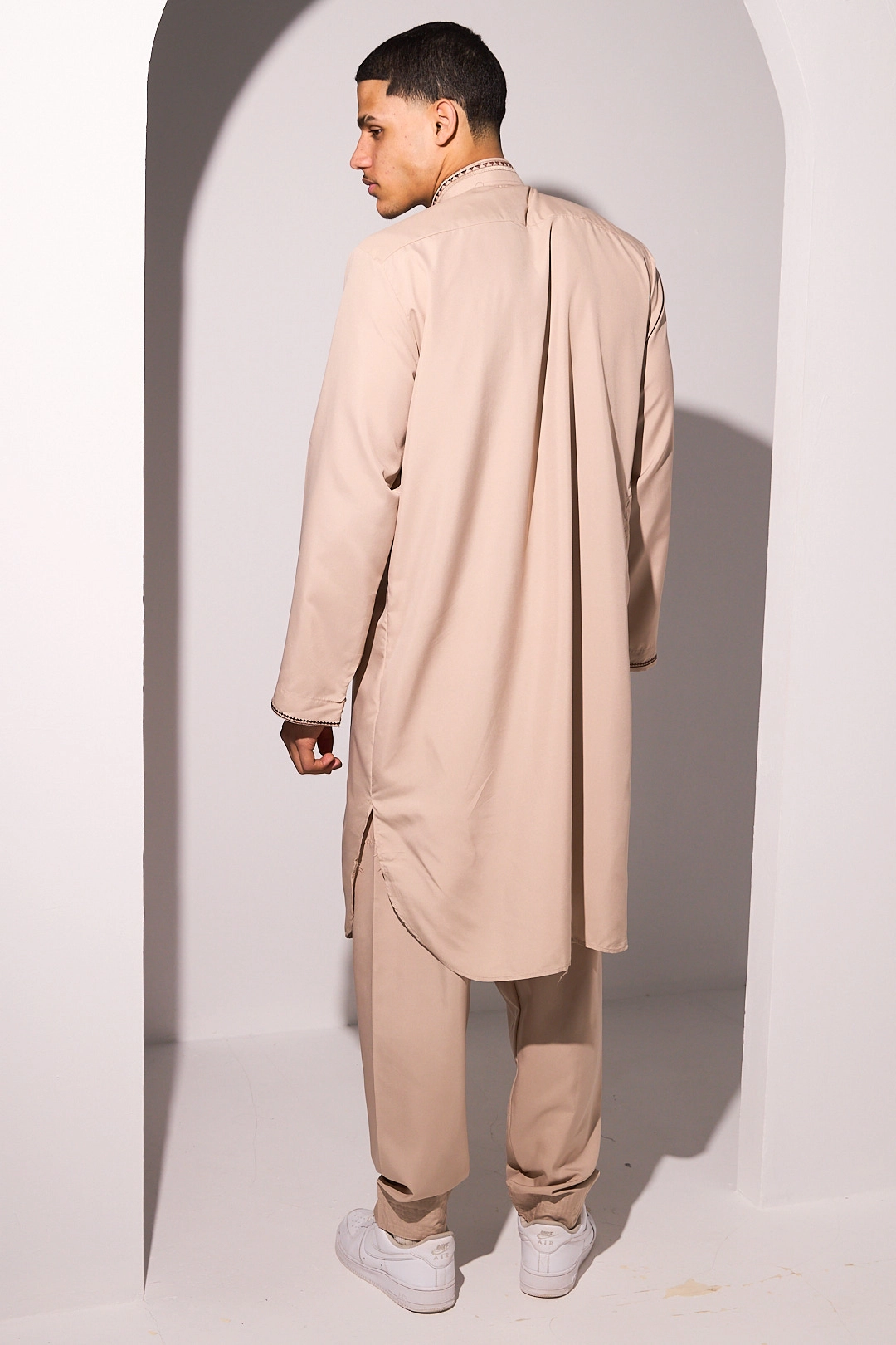 Qamis taupe à motif aztèque marron et doré