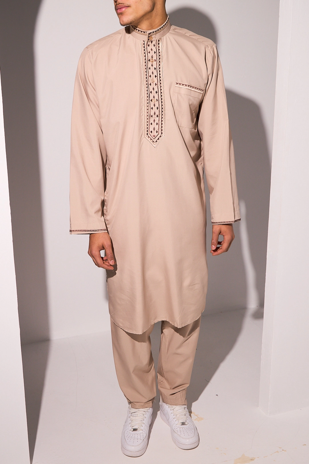 Qamis taupe à motif aztèque marron et doré