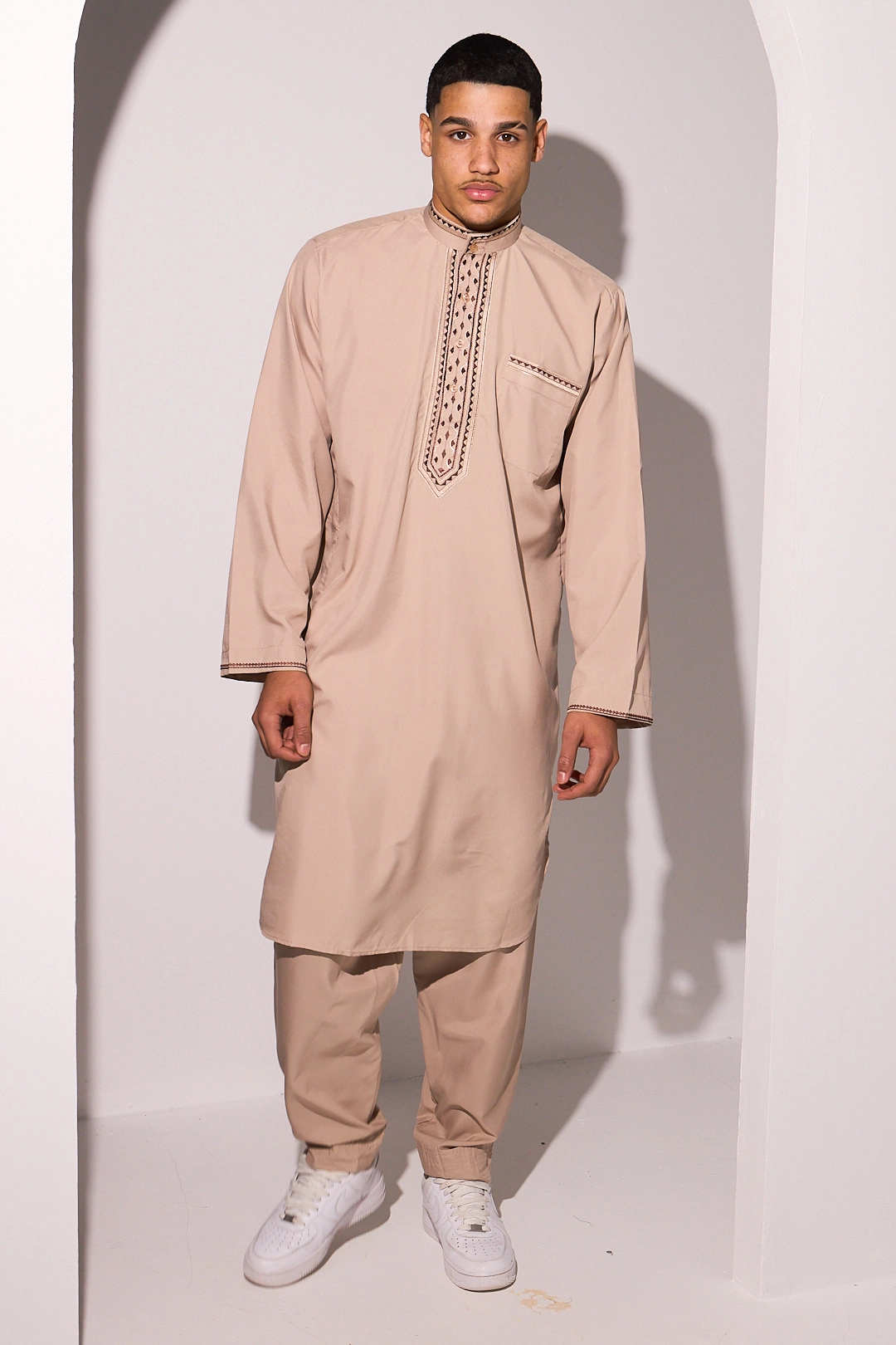 Qamis taupe à motif aztèque marron et doré