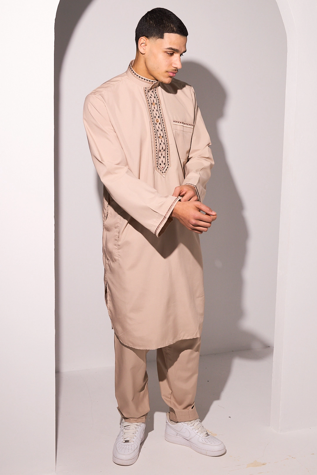 Qamis taupe à motif aztèque marron et doré