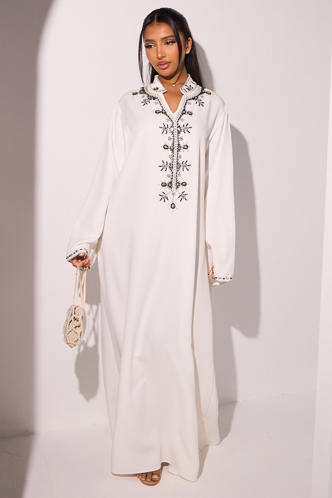 Abaya blanche à motifs floraux perlés noirs