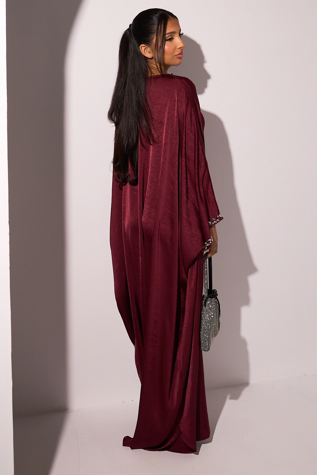 Abaya bordeaux à col v perlé
