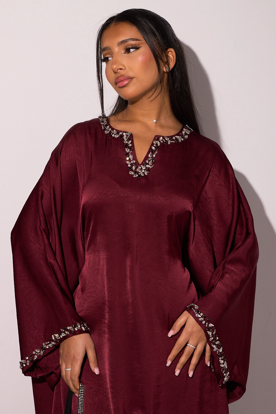 Abaya bordeaux à col v perlé