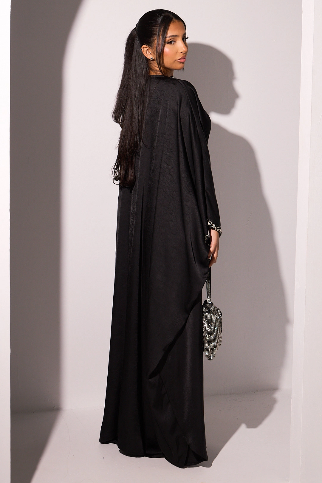 Abaya noire à col v perlé