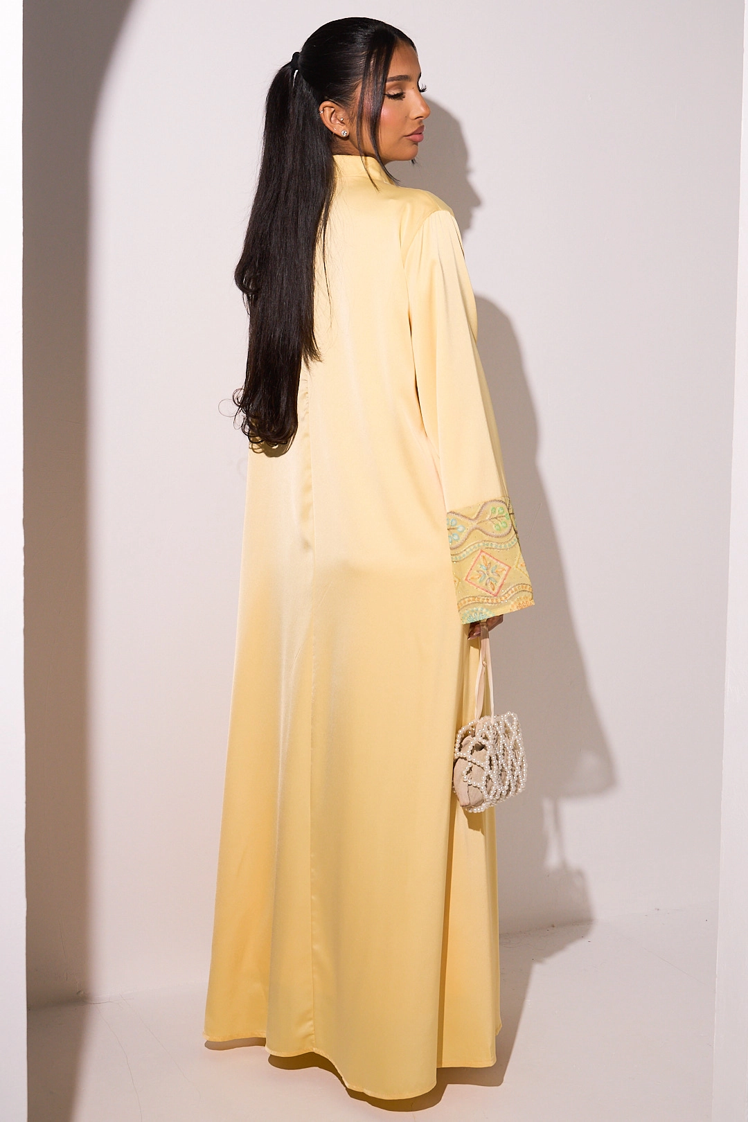 Abaya jaune à strass et motifs colorés rose, bleu, orange, jaune et vert