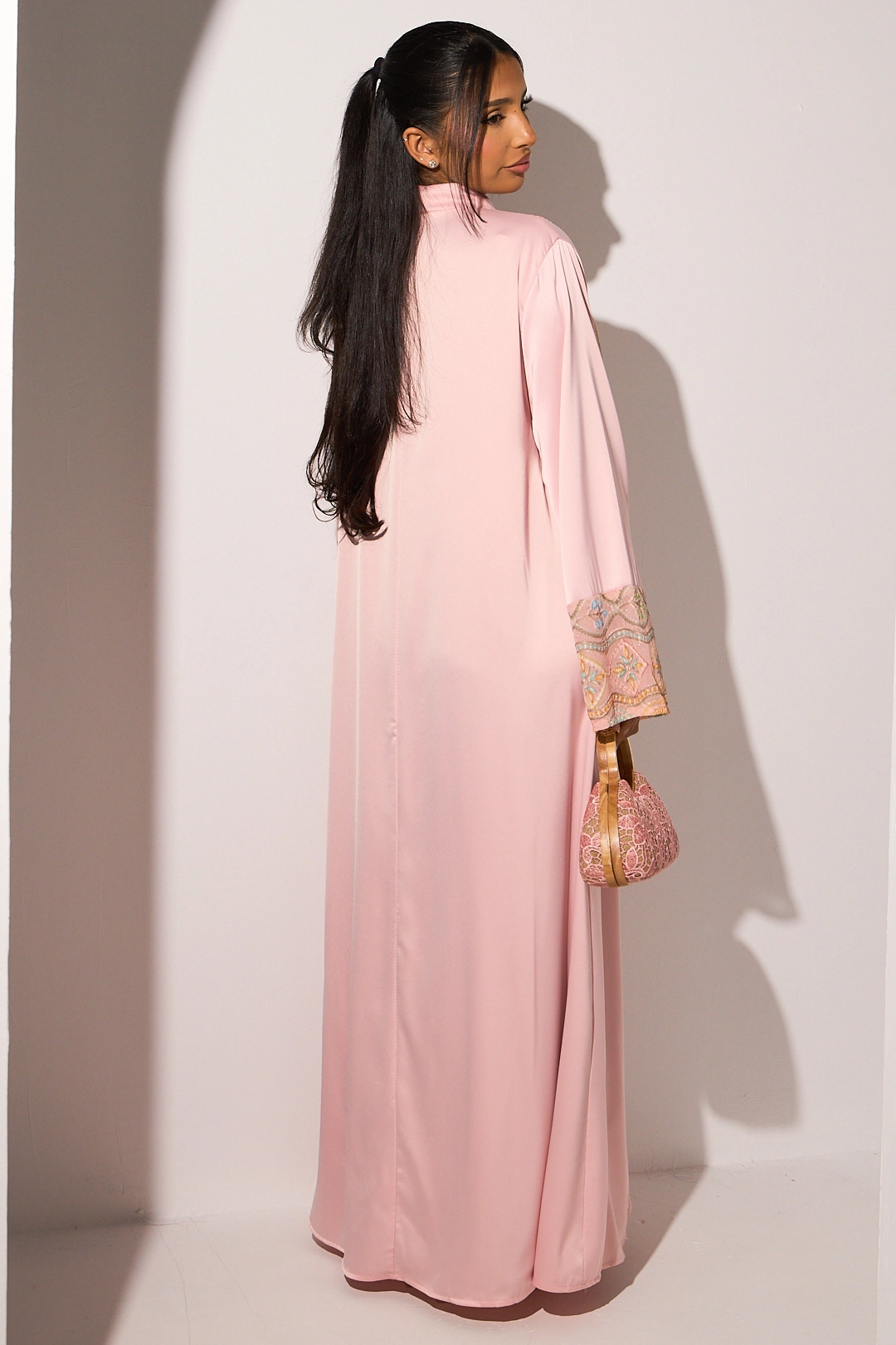 Abaya rose clair à strass et motifs colorés rose, bleu, orange, jaune et vert