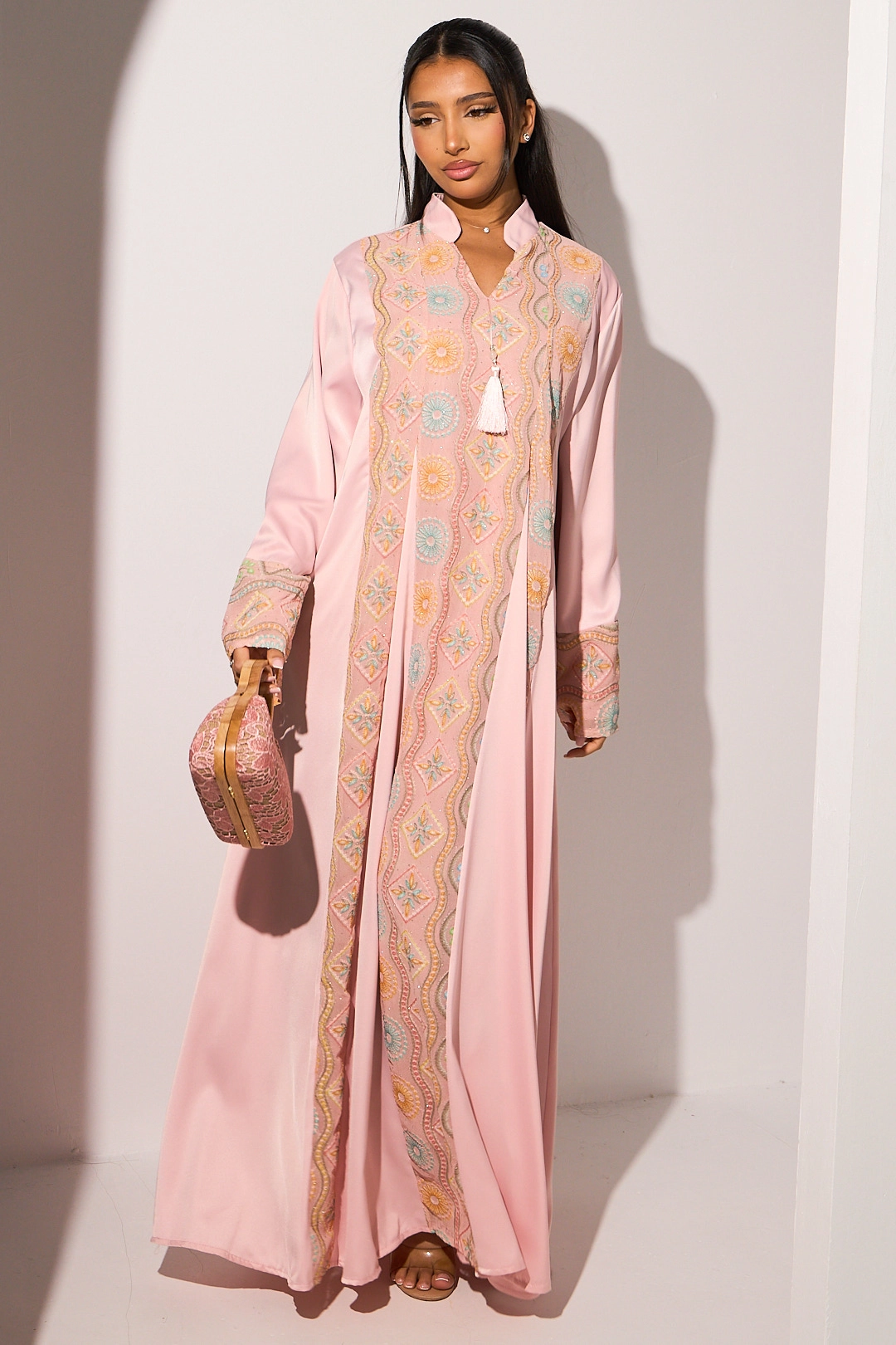 Abaya rose clair à strass et motifs colorés rose, bleu, orange, jaune et vert