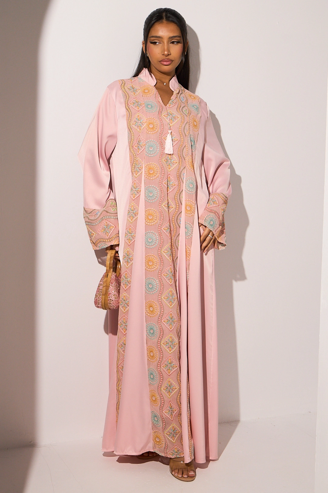 Abaya rose clair à strass et motifs colorés rose, bleu, orange, jaune et vert