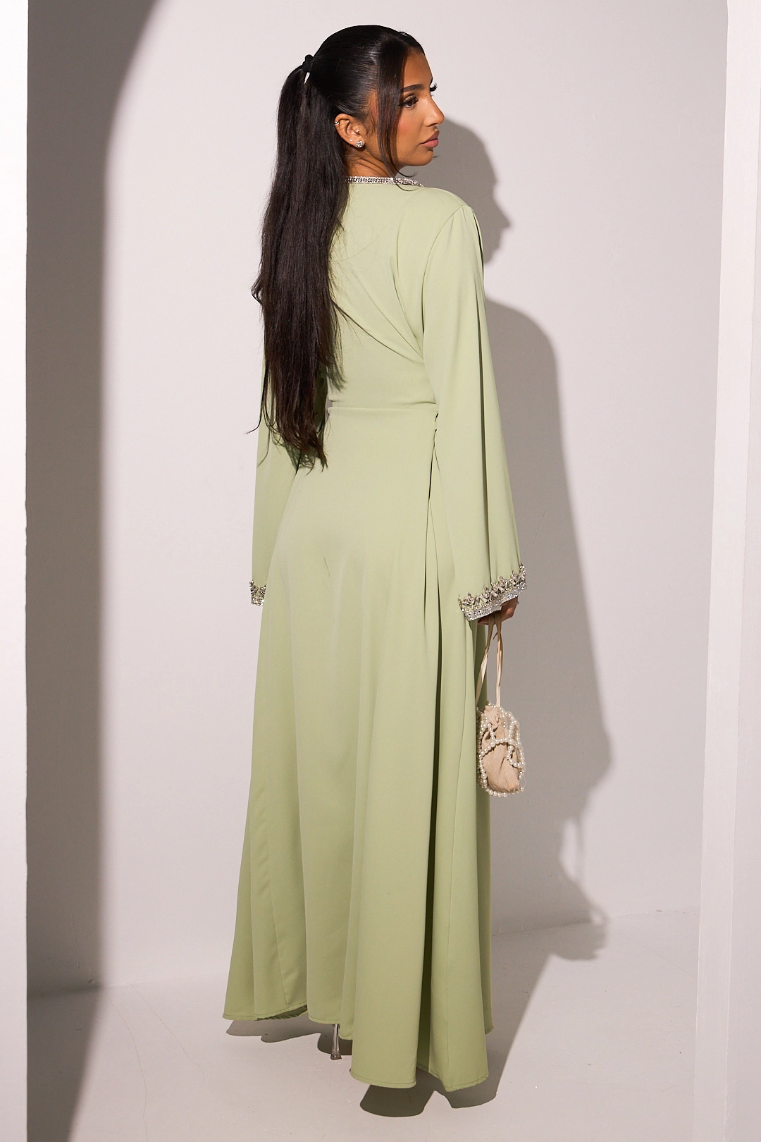 Robe vert clair à motifs floraux perlés
