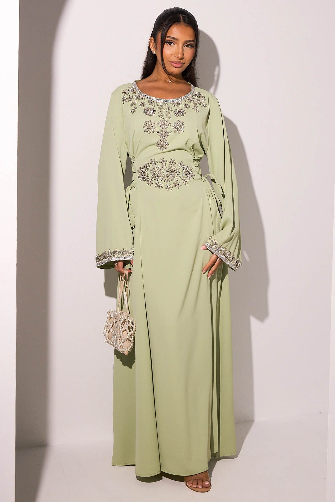 Robe vert clair à motifs floraux perlés