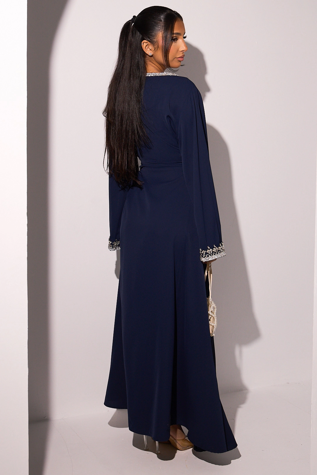 Robe bleu marine à motifs floraux perlés