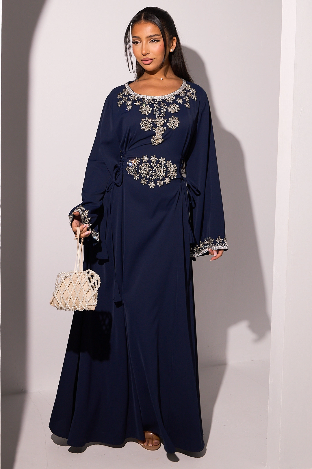 Robe bleu marine à motifs floraux perlés