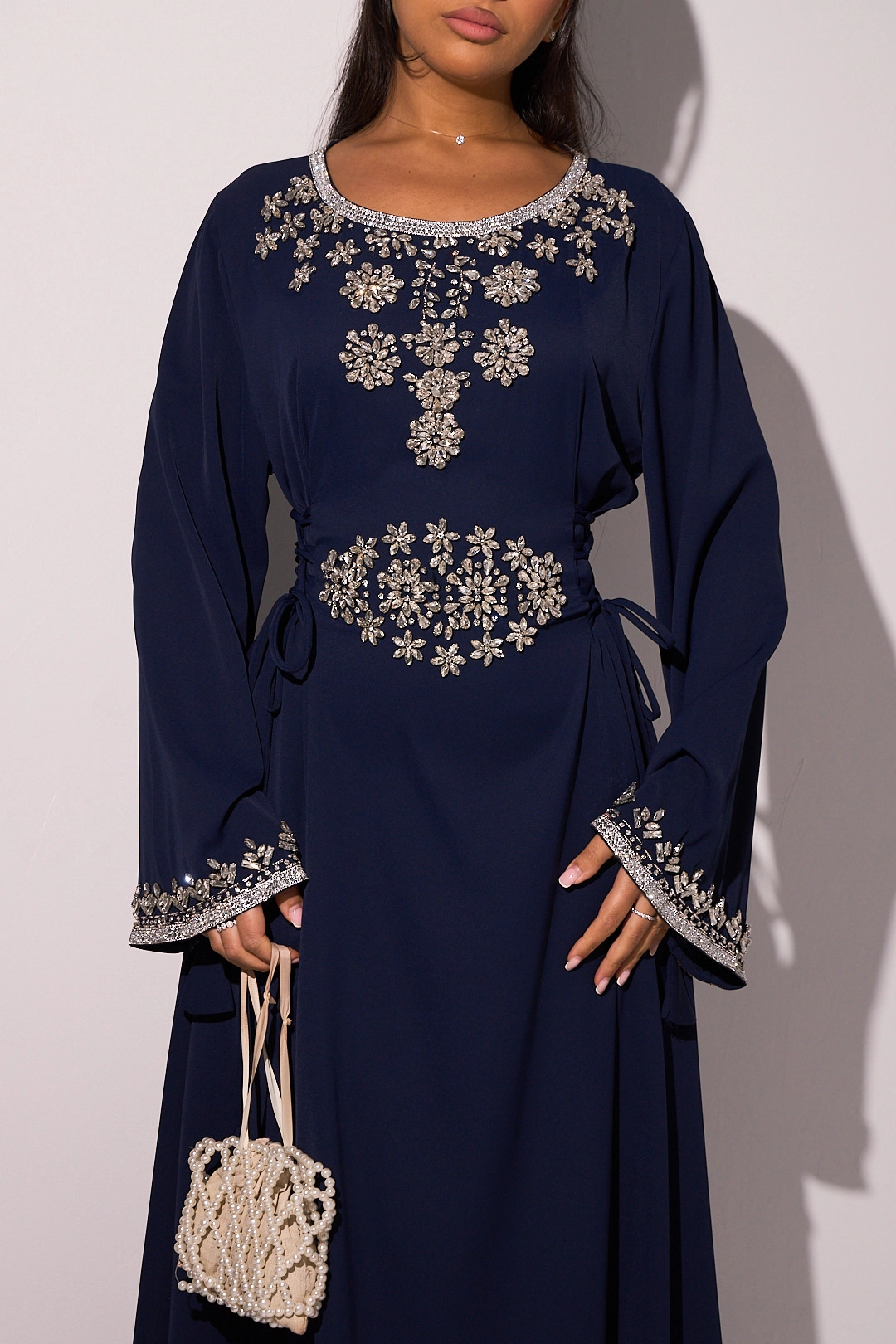 Robe bleu marine à motifs floraux perlés