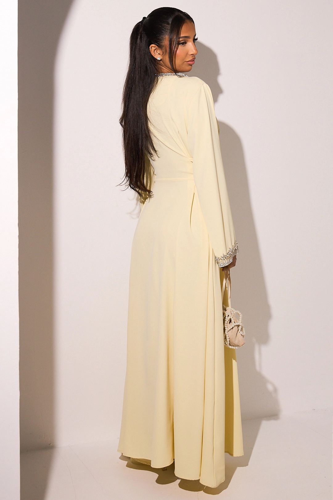 Robe jaune pâle à motifs floraux perlés