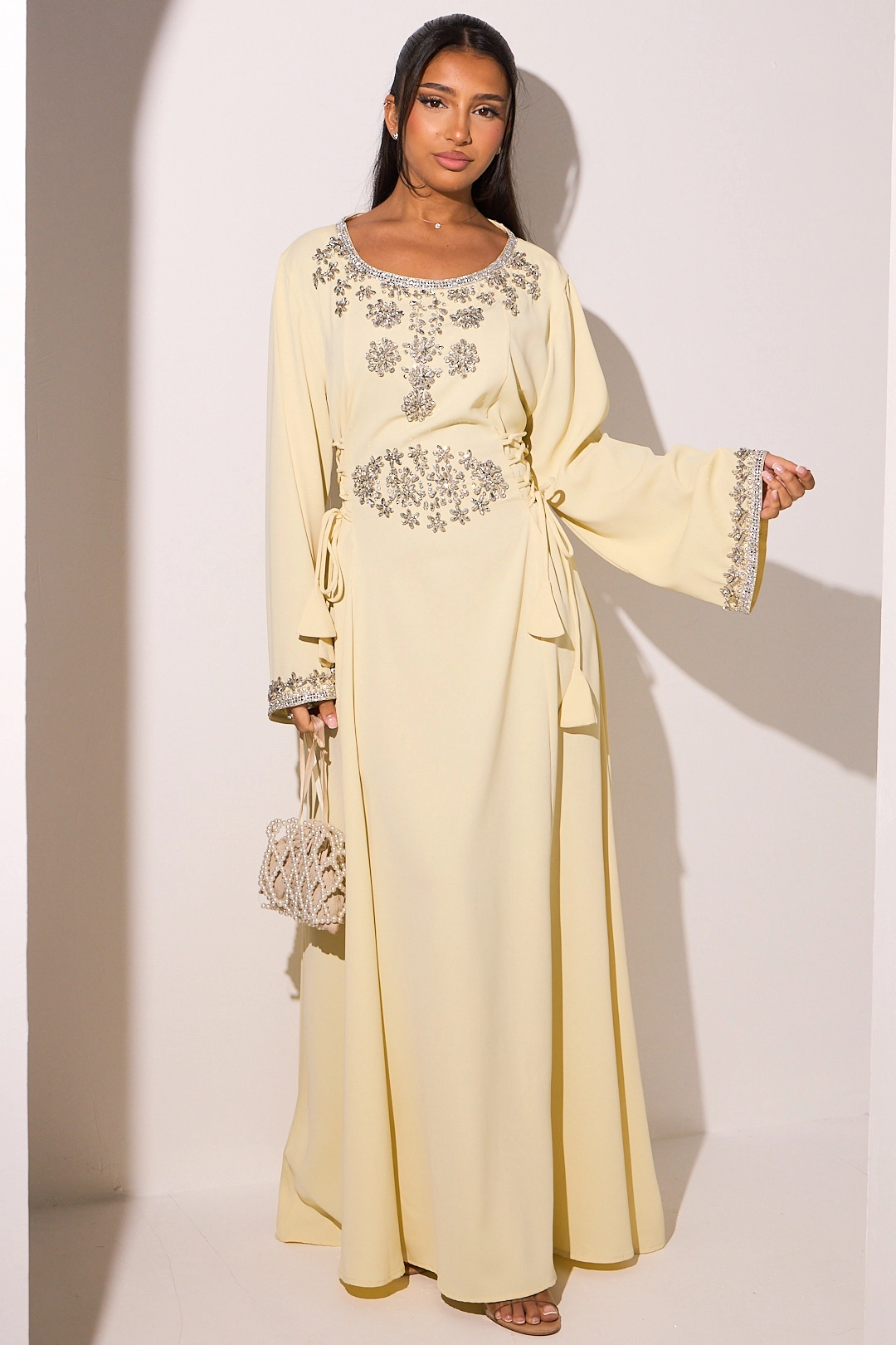 Robe jaune pâle à motifs floraux perlés
