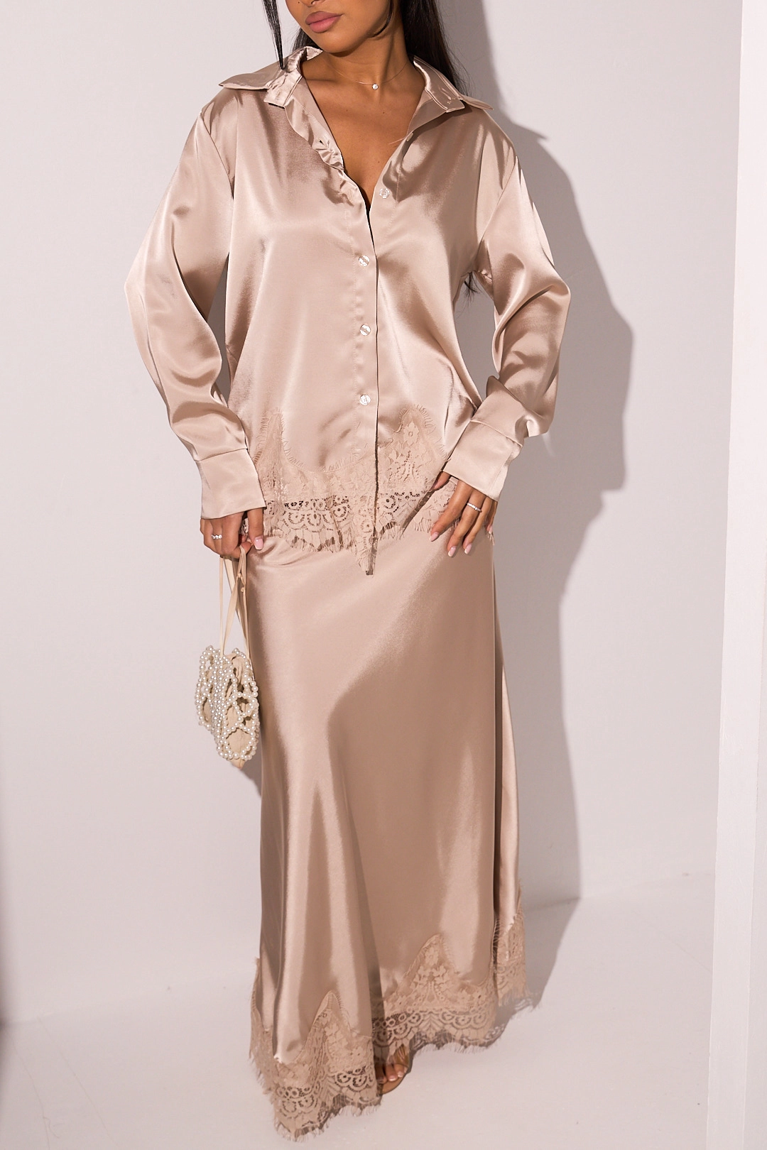 Ensemble deux pièces beige chemise + jupe à dentelle