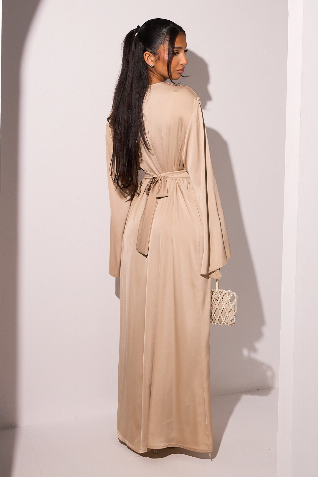 Robe cintrée à col bardot et manches pagodes beige