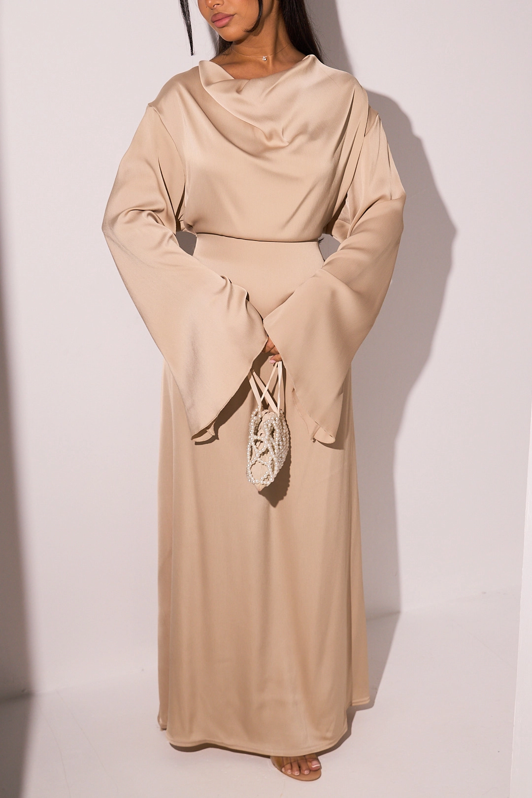 Robe cintrée à col bardot et manches pagodes beige
