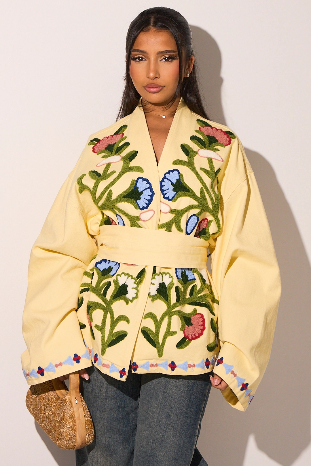 Veste à effet kimono jaune avec motifs floraux colorés brodés