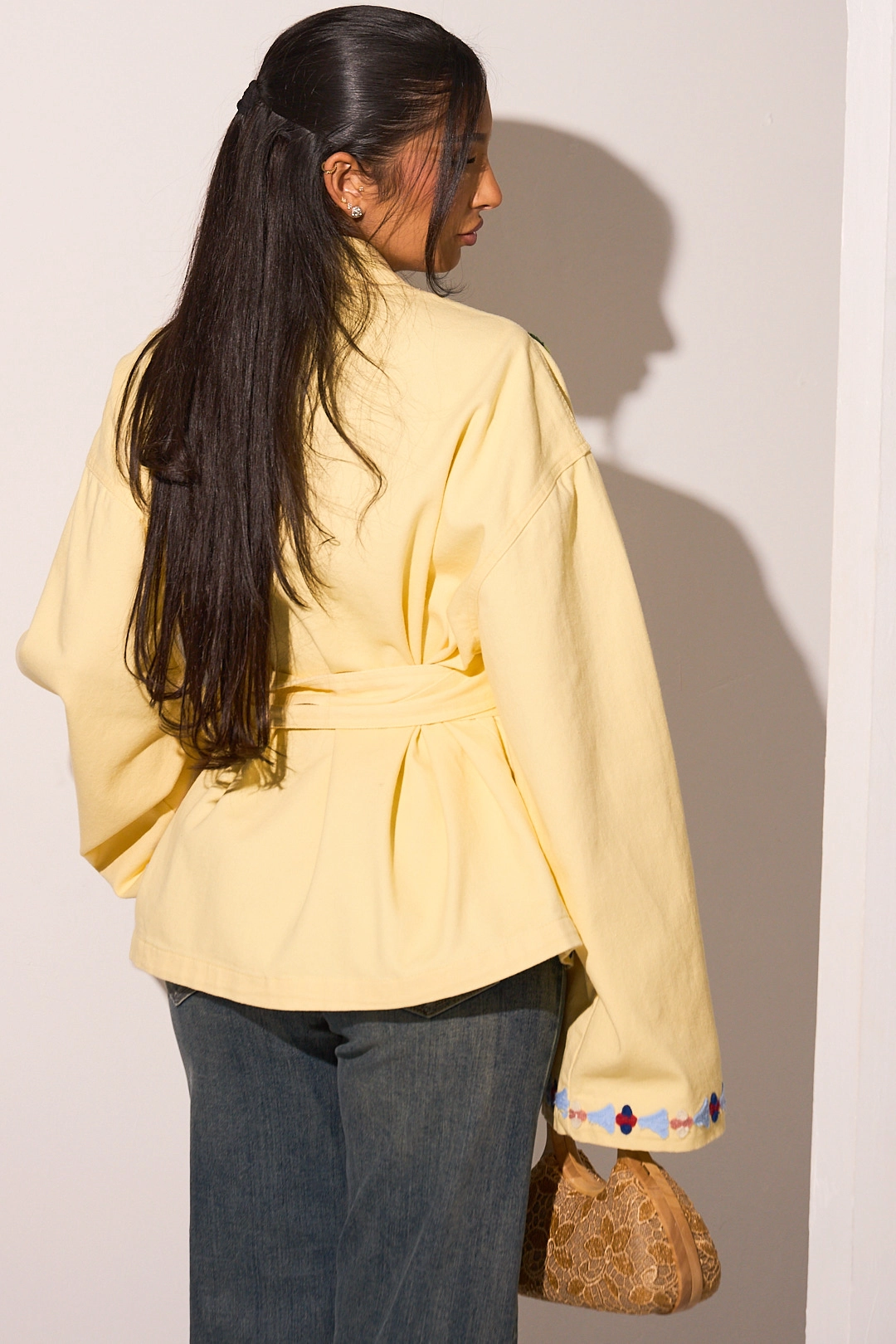 Veste à effet kimono jaune avec motifs floraux colorés brodés