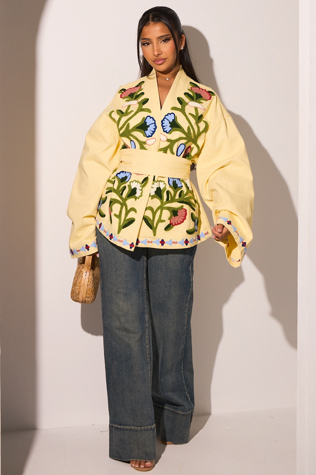Veste à effet kimono jaune avec motifs floraux colorés brodés