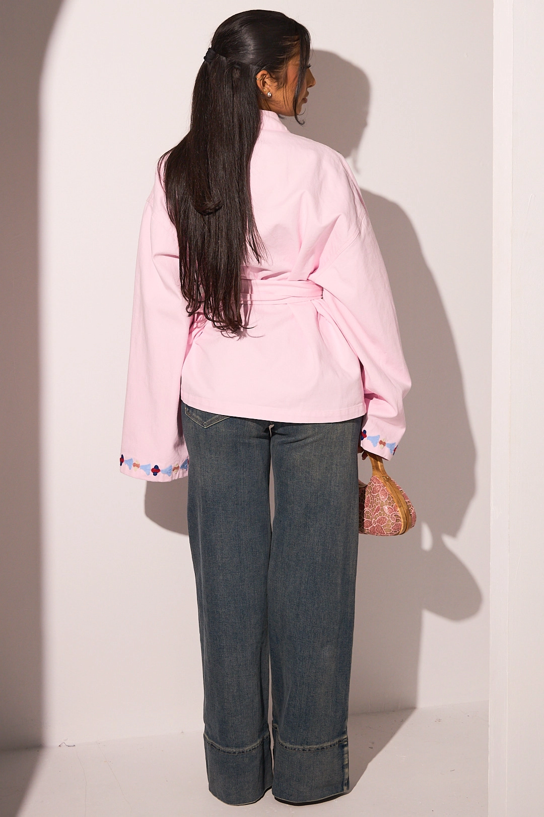 Veste à effet kimono rose avec motifs floraux colorés brodés