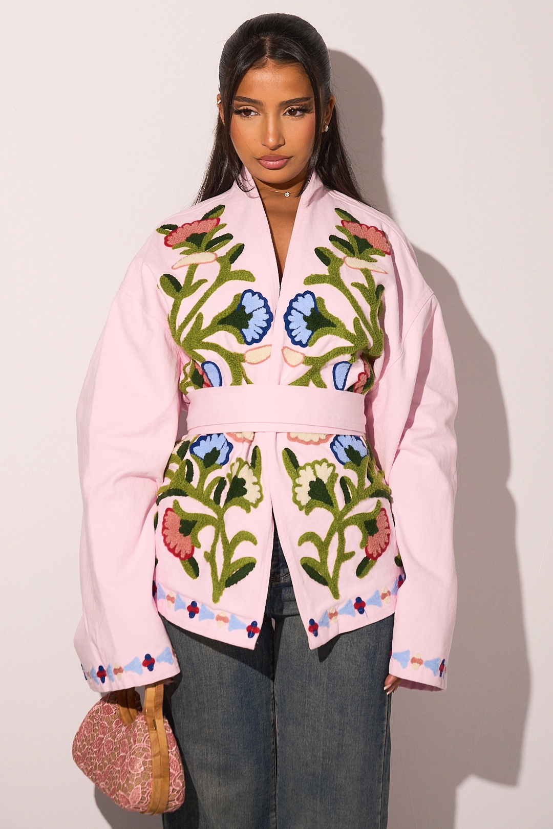 Veste à effet kimono rose avec motifs floraux colorés brodés
