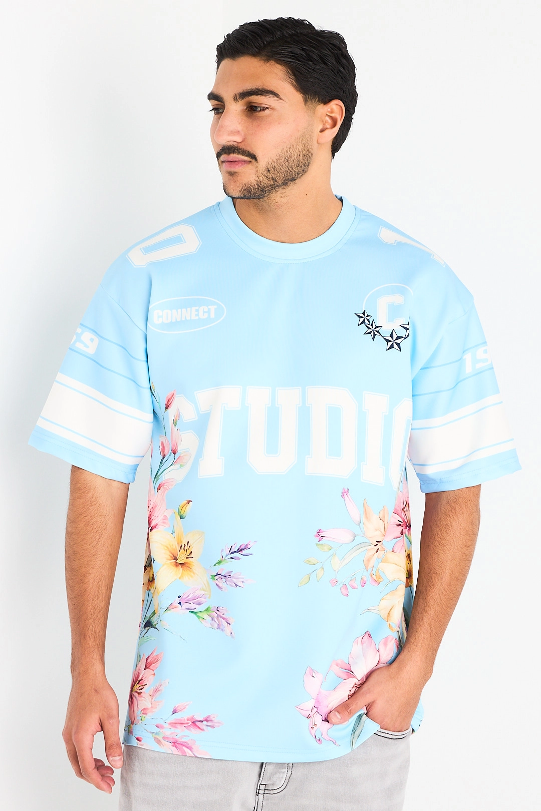 Tee-shirt bleu clair à motifs floraux et inscriptions