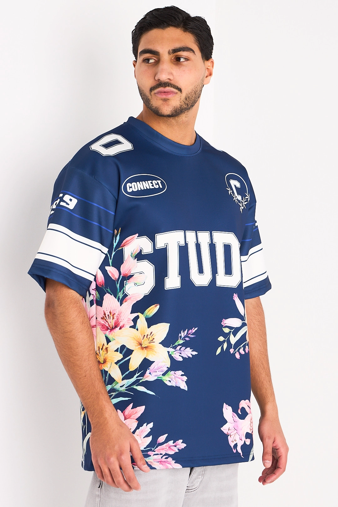 Tee-shirt bleu foncé à motifs floraux et inscriptions