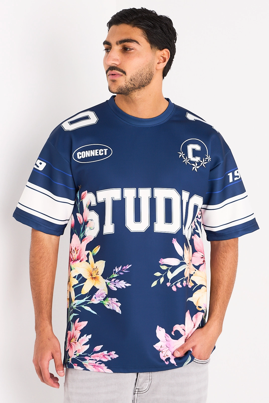 Tee-shirt bleu foncé à motifs floraux et inscriptions