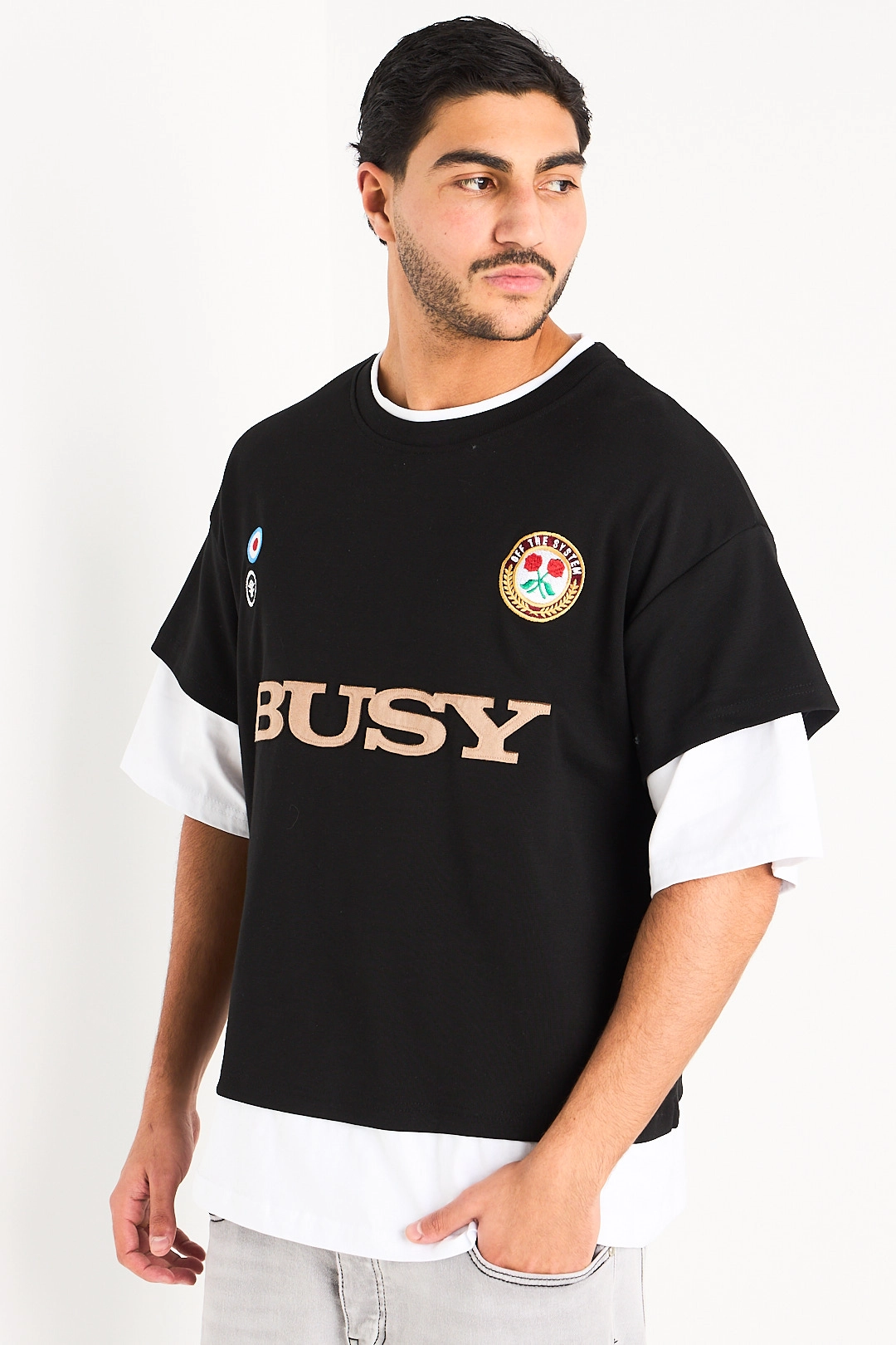 Tee-shirt noir à manches trois quarts blanches effet superposition et broderies