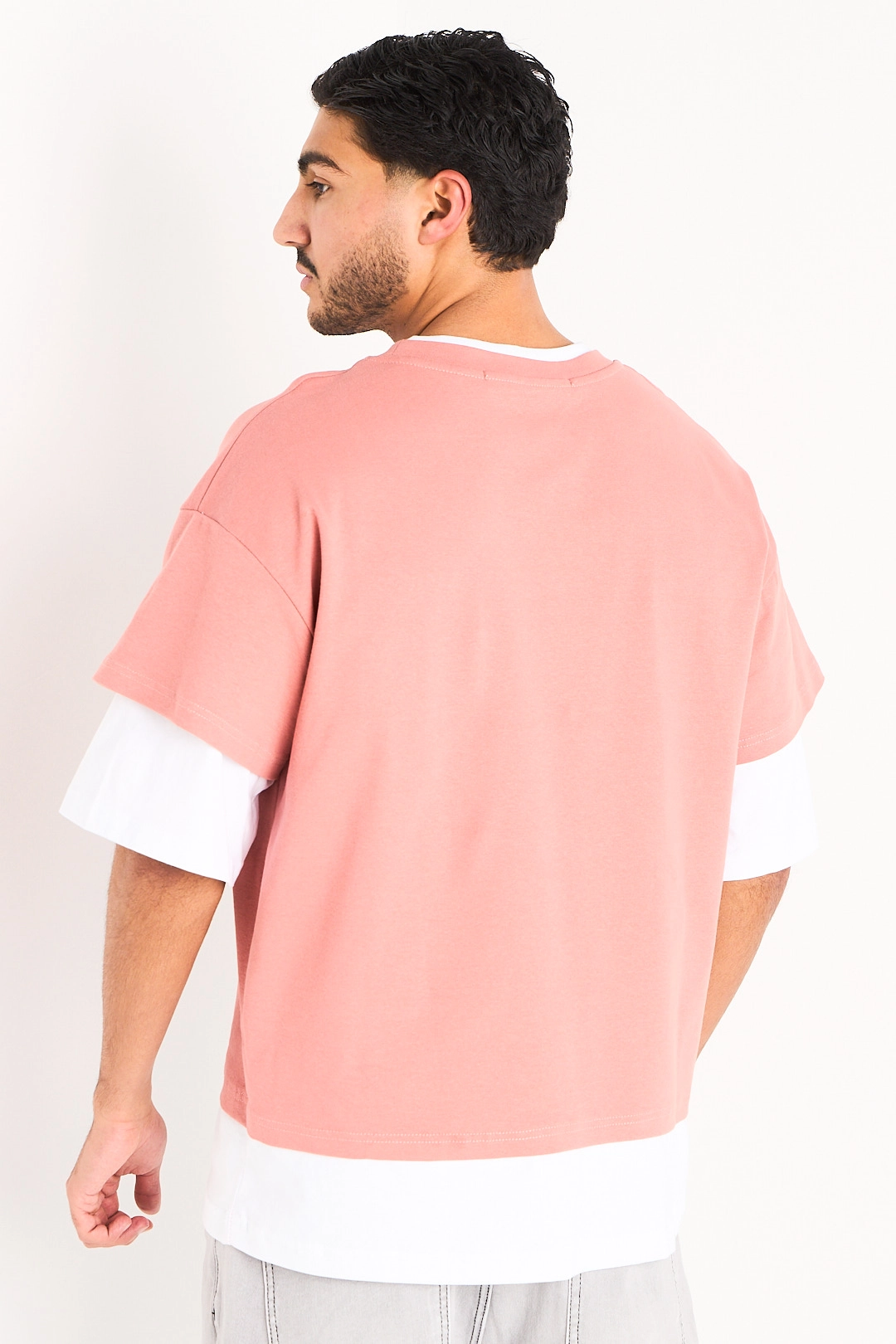Tee-shirt vieux rose à manches trois quarts blanches effet superposition et broderies