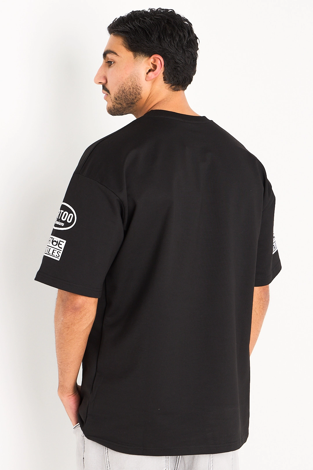 Tee-shirt noir à inscriptions blanches sur la poitrine