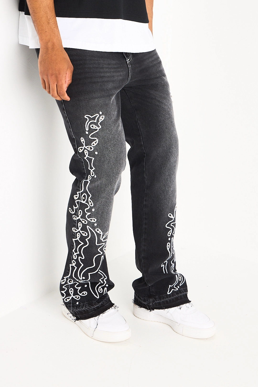 Jean noir à motifs arabesques