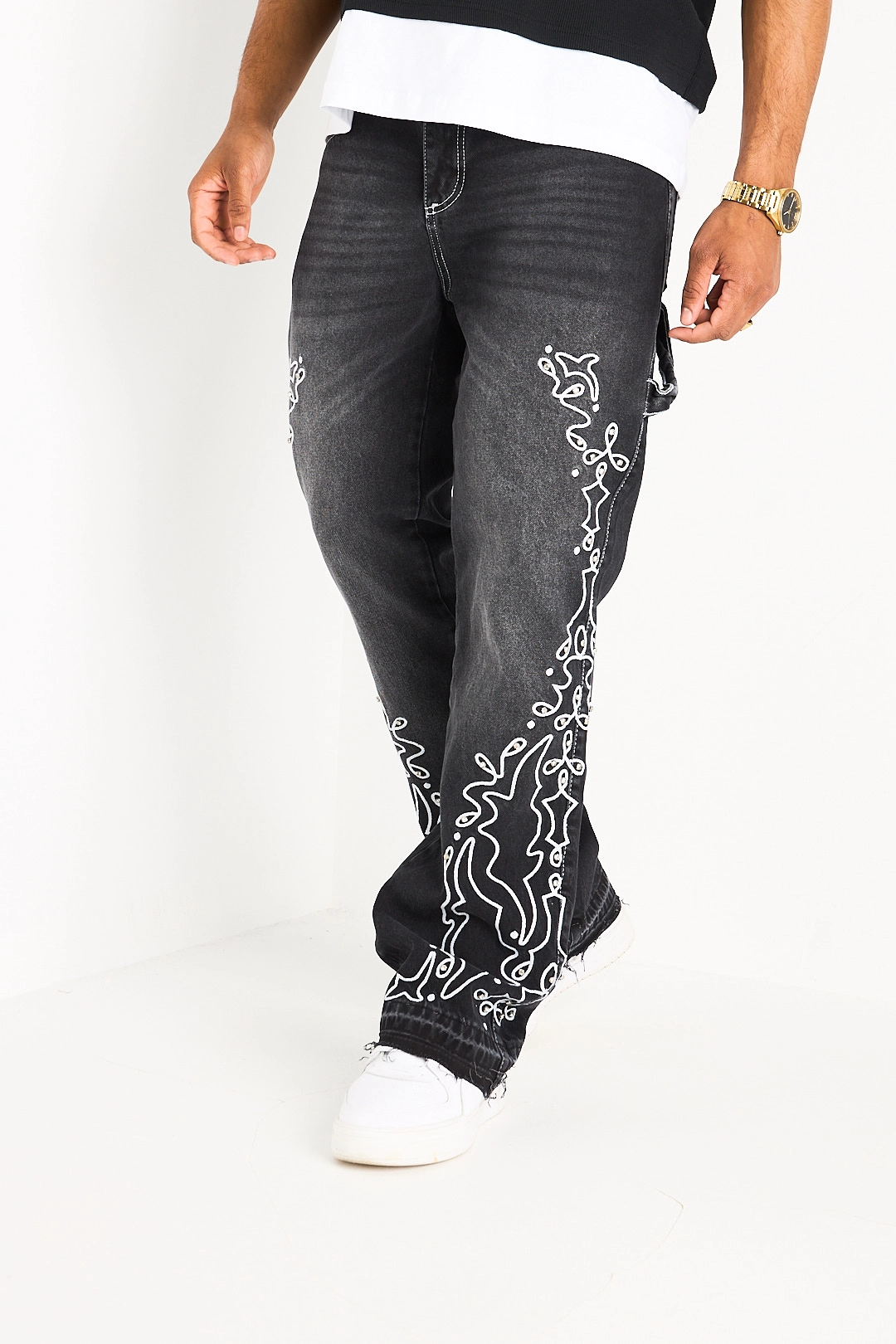 Jean noir à motifs arabesques