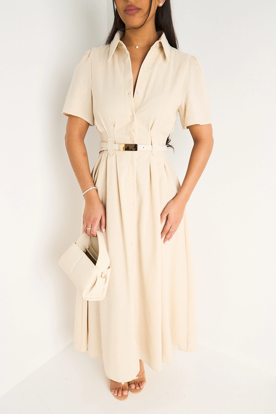Robe longue beige cintrée à col rabats et manches courtes