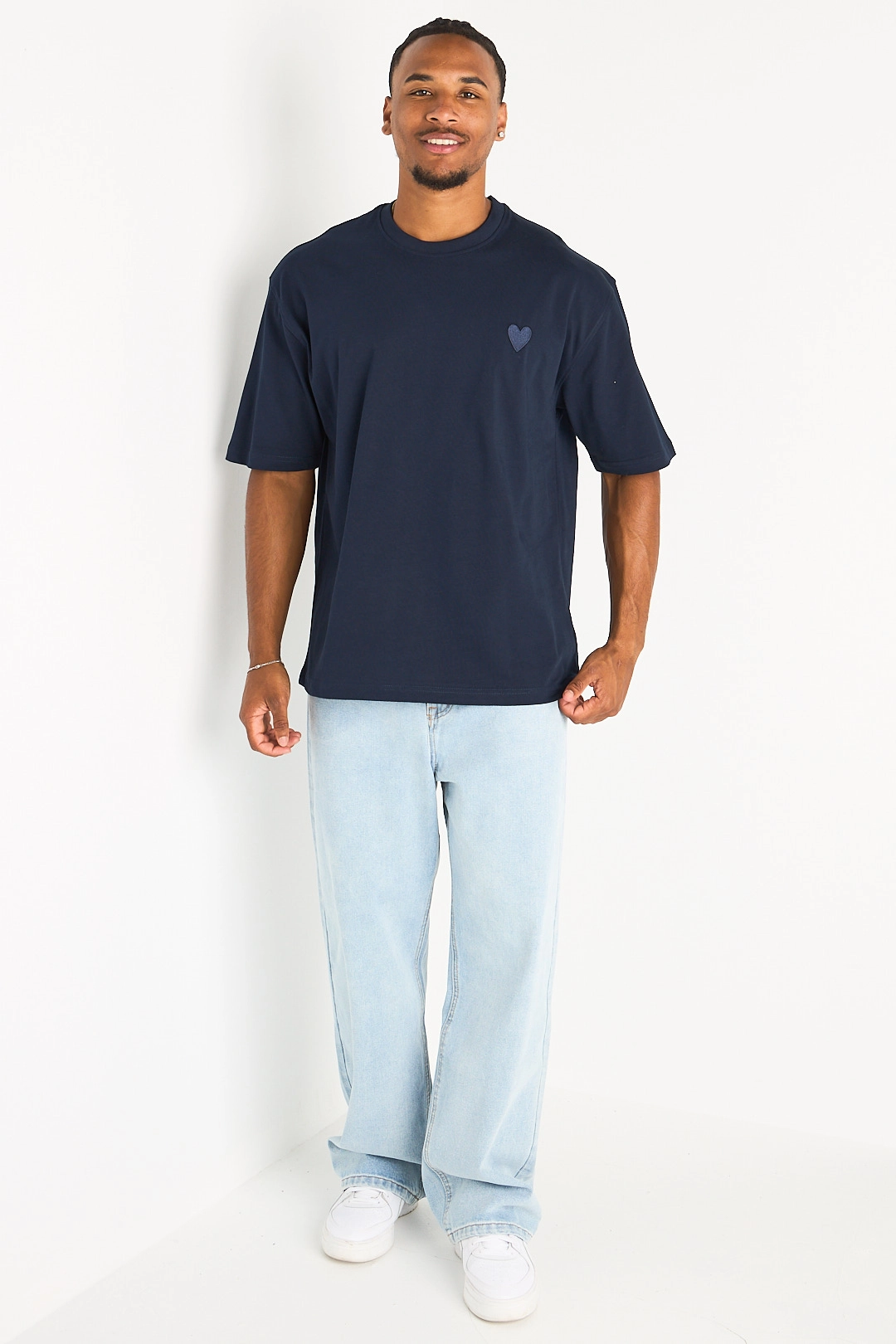 T-shirt bleu marine à imprimé cœur