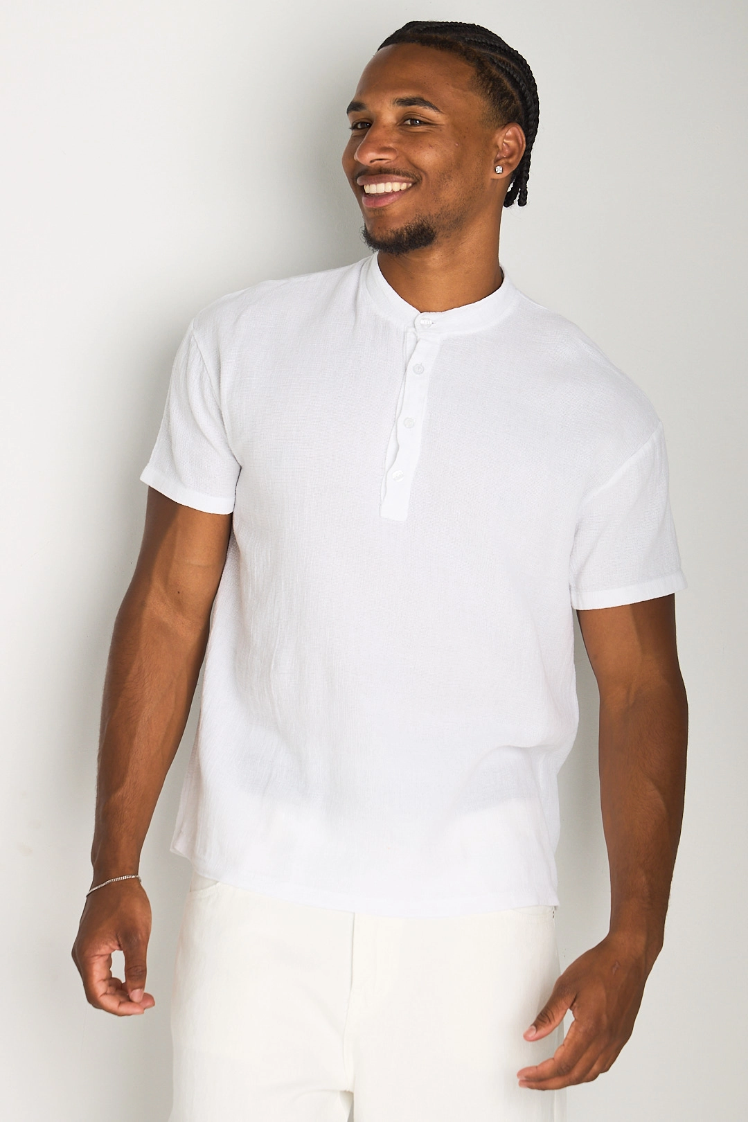 T-shirt blanc à col ouvert en maille