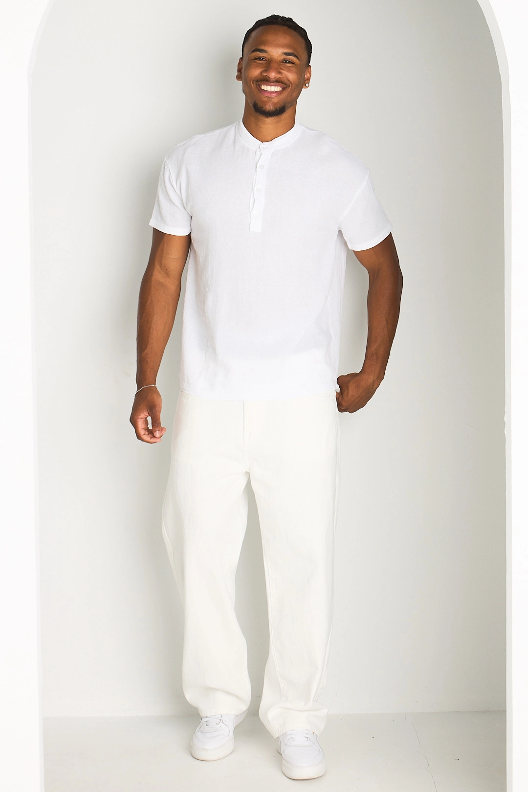 T-shirt blanc à col ouvert en maille